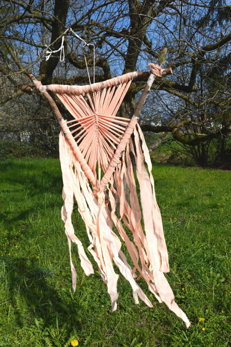 tRAUMfängerfAHNE / dreamcatchingANCESTOR / fabric, wood, acryl / 2019