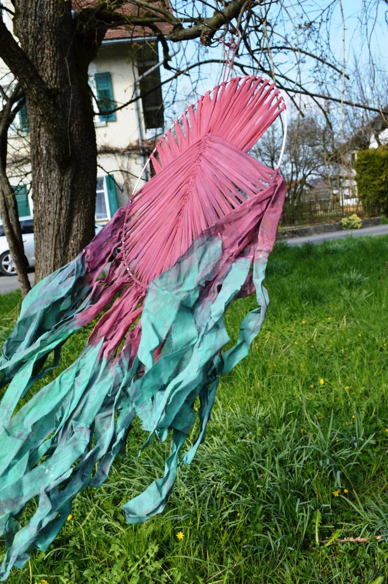 tRAUMfängerfAHNE / dreamcatchingANCESTOR / fabric, wood, acryl / 2019